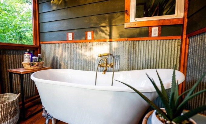 Powell Cabin | Secluded Woodland Cabin | Eggs & Clawfoot Tub