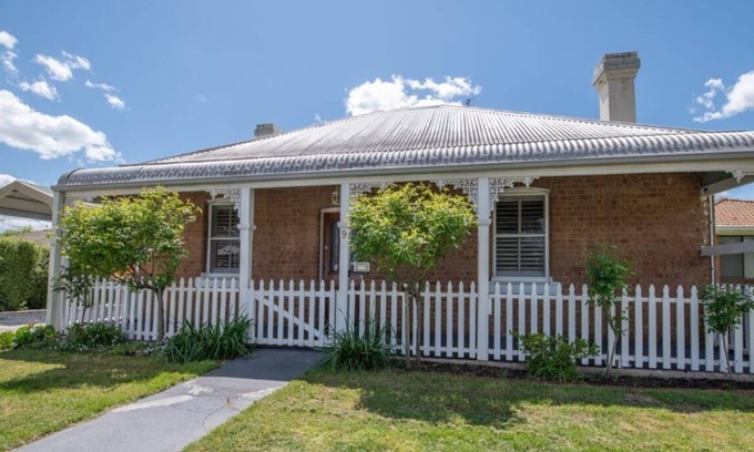 Orange House | Secret Cottage - Charming & Lovingly Restored, Firepit