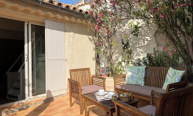 Peyriac-de-Mer Cottage | Secret Cottage, Roof garden & Patio. Village centre Nr Sea. Parking bikes & car.