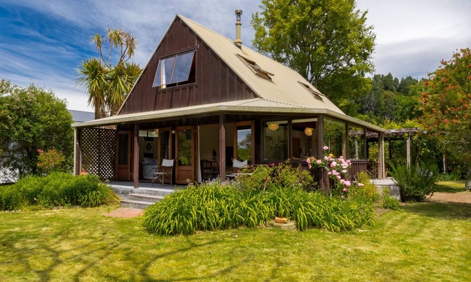 Marahau House | Secret Garden Lodge - Marahau Holiday Home