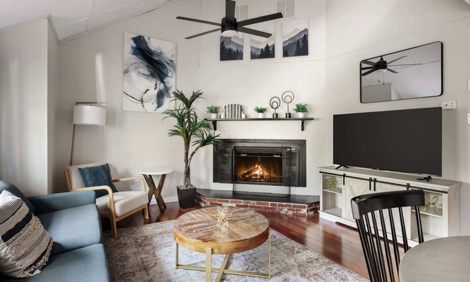 Ridgeway Cabin | Secret Gardens, Fireplace, Deck & Dog-Friendly