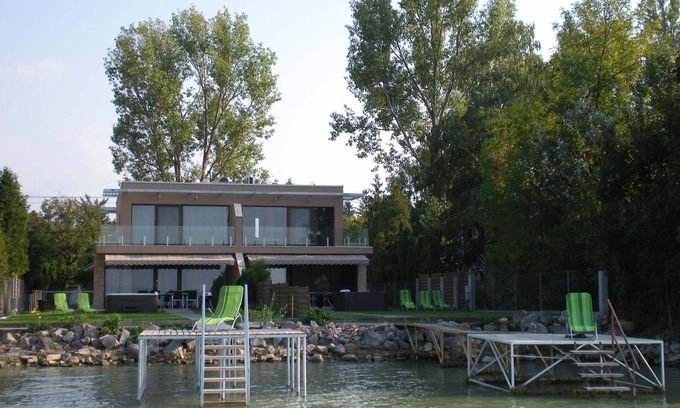 Balatonszarszo House | Seehaus 1 directly on the shore with its own jetty
