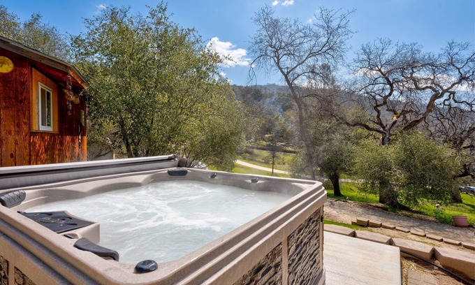 Yosemite Forks House | Selah Cabin- Dog Friendly/BBQ/Level 2 EV Charger
