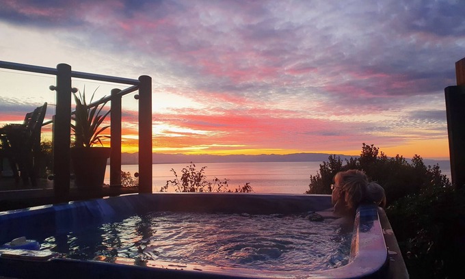 Tahunanui House | Selah Retreat - Peaceful with a stunning view!