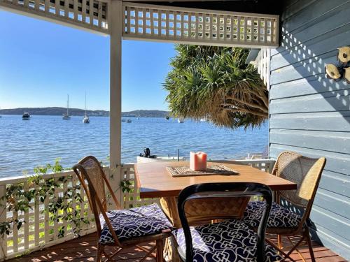 Marks Point House | Selby Cottage- Waterfront, Fire & Outdoor Dining