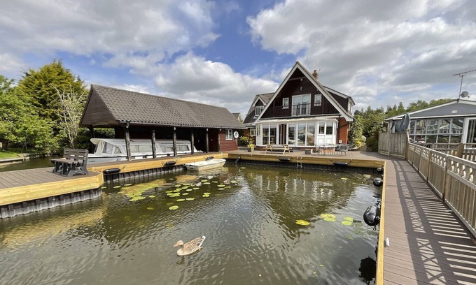 Hoveton Cottage | Self Catering 5 Bedroom Waterside Retreat Cottage Wroxham, Norfolk Broads, Eng