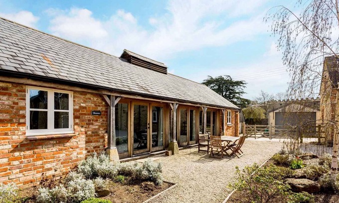 Shellingford Cottage | Self catering Cotswold holiday accommodation within easy reach of Oxford - Blossom Barn