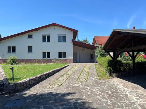 Nitra House | -Self-Check- 4-Room Extra large house