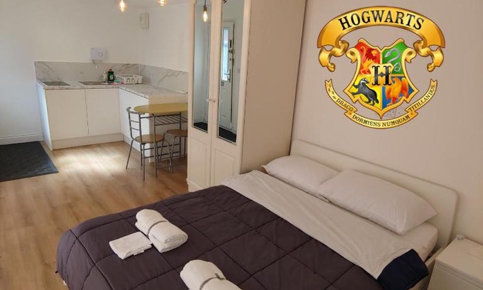 Watford Apartment | Self Contained, Double Bed Studio, private kitchen, private Bath, Walking distance to Harry Potter