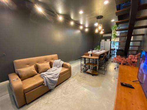 Samre Villa | SelfCheckIn TownHome in Charoen Nakhorn 60 near BTS Iconsiam Asiatique and Chaophraya River Maximum 4 Guests