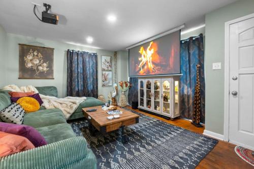 Cape Girardeau House | SEMO Redhawks Campus Home with Hot Tub