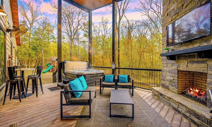 Hochatown Cabin | Sep Promo! 2 Kings, Playset, Hot Tub & Games