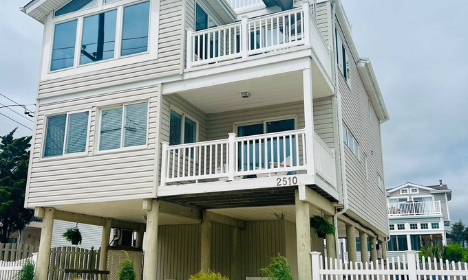 South Beach Haven House | September Openings! 1 house off Beach, 3 Decks with Ocean & Bay Views