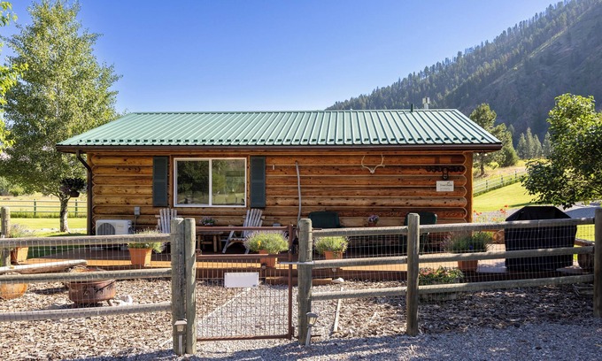 Clinton House | Serendipity Cabin - Quaint Log Cabin on Rock Creek