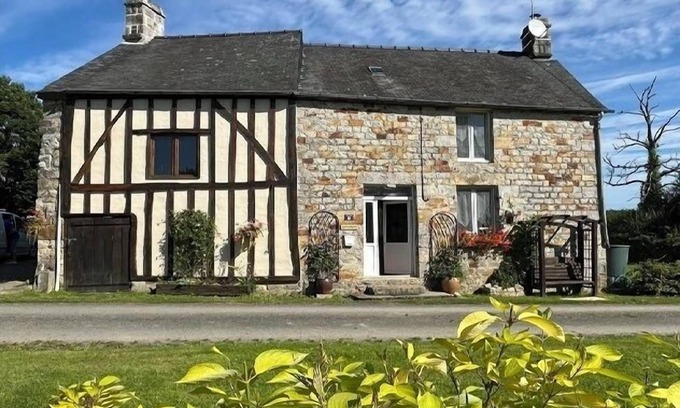 Rouelle Cottage | 'SERENDIPITY' Charming 2-bedroom cottage in lovely Domfront en Poiraie with WiFi