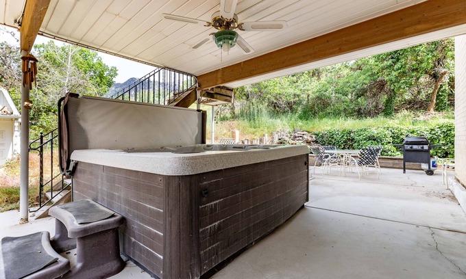 Sandy Apartment | Serene 1600 Sq Ft Mountain Home Near Dimple Dell Park
