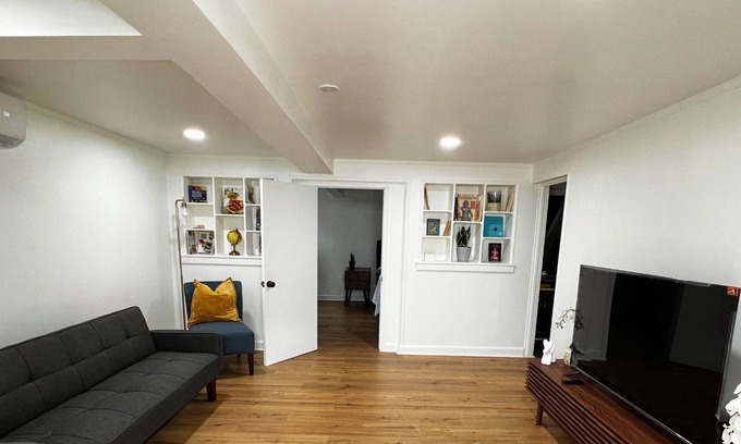 North Bergen House | Serene 2 bdr 3 bed Home! 15 Mins! from NYC