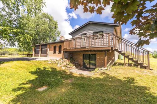 Georgina House | Serene 4BR house with Hot tub, Lake, Billiards and BBQ