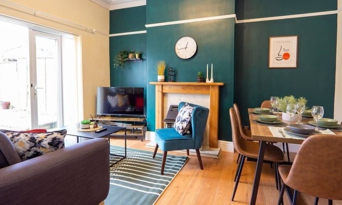 Manchester House | Serene 5BR Haven - Perfect for Large Groups!