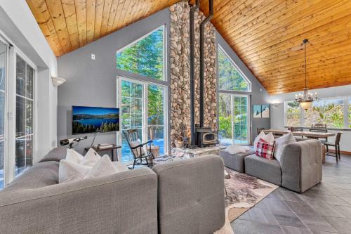 Serene Lakes House | Serene Forest Retreat Near 3 Ski Resorts