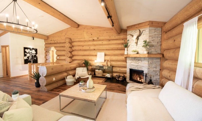 Val-des-Lacs Ski Chalet | Serene Getaway - Hot Tub and Scenic Balcony