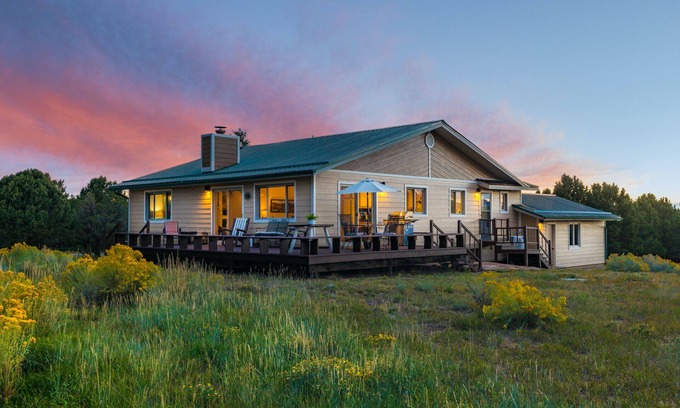 Loghill Village House | Serene Ranch Home-On Log Hill Mesa-Mountain Views & A/C