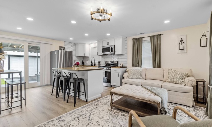 Cheektowaga House | Serene, Renovated 2BR near Airport w/Yard
