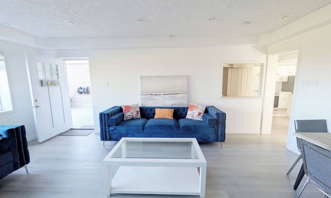 Cordova Bay House | Serene Seaside Getaway | Large 2BR Oceanview Suite – Ground Floor