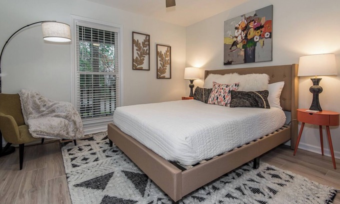 Crabtree Apartment | Serene & Stylish 2-Bedroom House Within Walking Distance of Crabtree Valley Mall