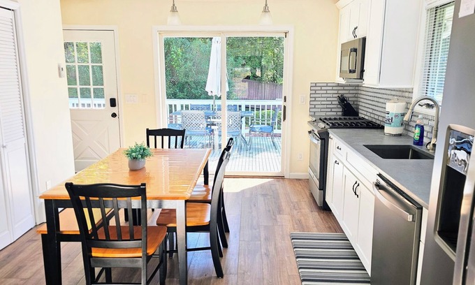 Greenwich Apartment | Serene upstairs apt. Walk to town, train, & beach ferry!