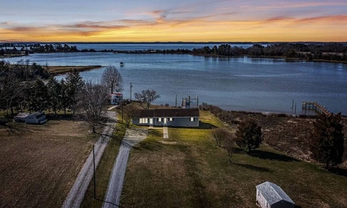 Sharps House | Serene Waterfront Getaway