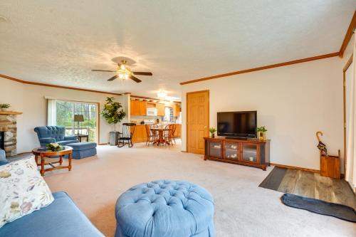 Zanesville Apartment | Serene Zanesville Getaway Hot Tub, 2 Decks!