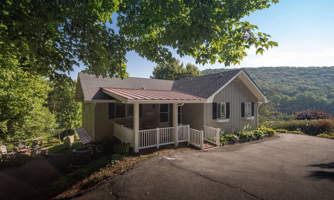 Frank Cottage | Serenitee Cottage at Mountain Glen Community- Newland, NC GOLF and Pickle Ball!