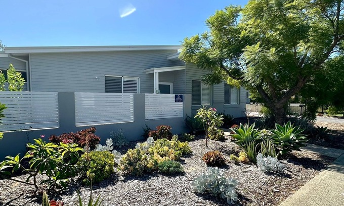 Busselton House | Serenity by the Sea - centrally located new build home