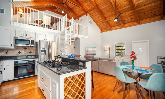 Doctor's Arm House | Serenity on San Remo | New dock & custom pool on Big Pine Key