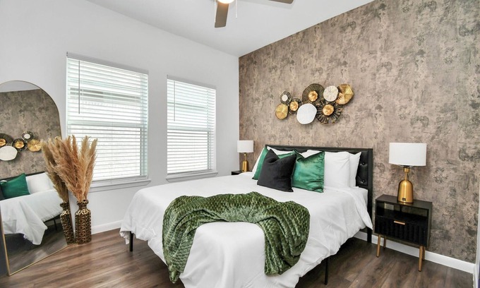 South Central Houston Apartment | Serenity Studios: Near Medical Center & Museum District