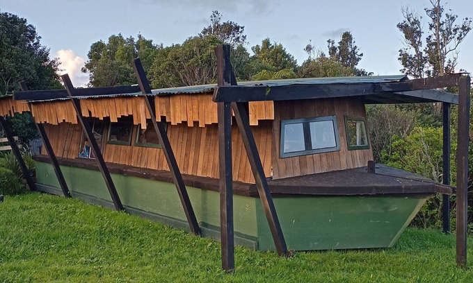 Te Mata Boat Rental | Set in Stone - Boat Cabin