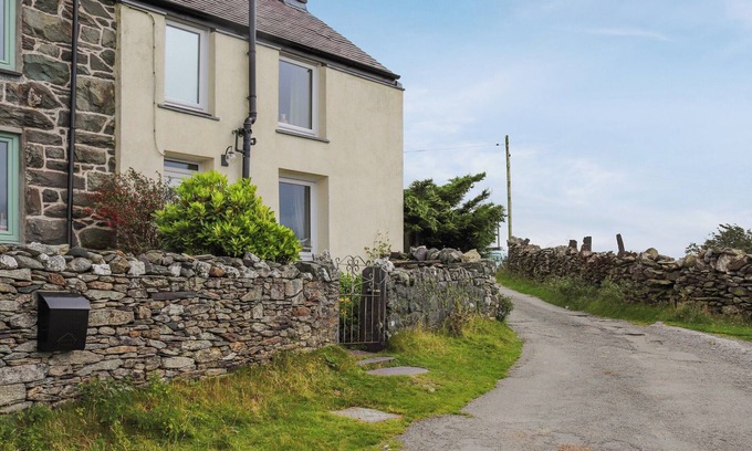 Caernarfon Cottage | Set in the most fantastic elevated position, with simply stunning views.