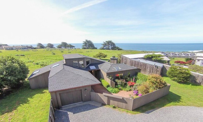Sea Ranch House | Set on a lovely meadow 200 yards from the beach