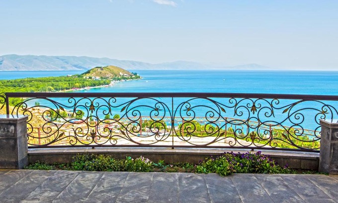 Tsamakaberd House | Sevan Villa