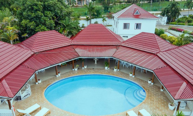 Runaway Bay Villa | Sevilla Retreat: pool/beach/chef incl.