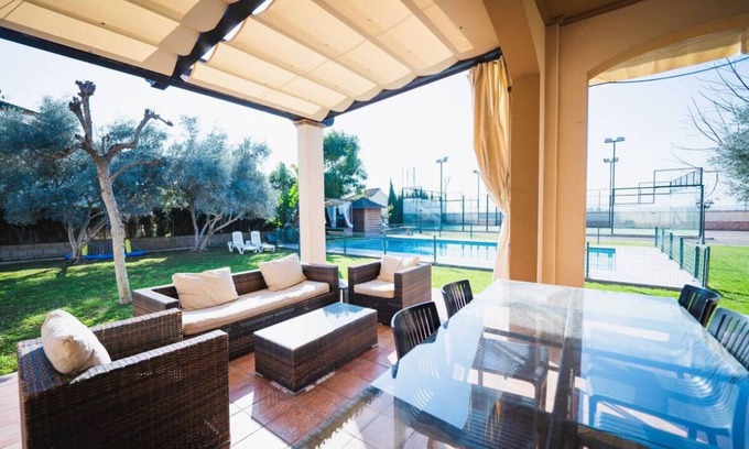 Montequinto Ski Chalet | Seville Luxury Villa with Pool, Padel Court, Pet-Friendly and Group-Friendly