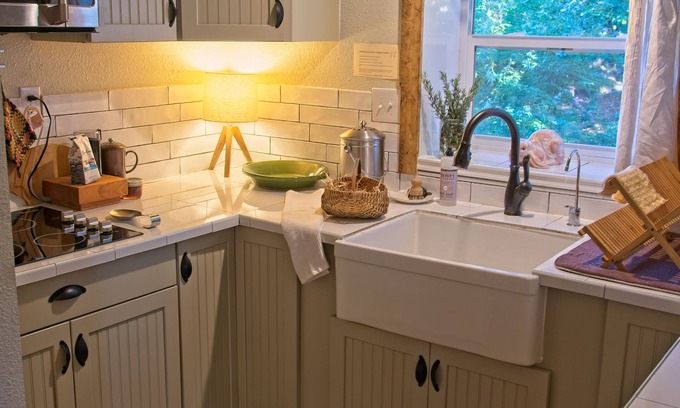 Milwaukie Apartment | Shabby Chic Urban Farm Garage Cottage Dogs OK!