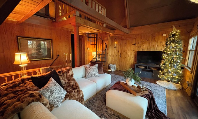 Pine Mountain Cabin | Shadow Chalet - Cozy A-frame near Callaway