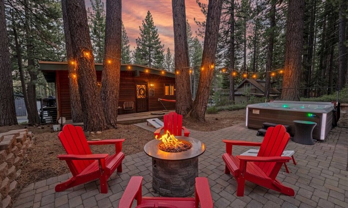 Country Club Estates Cabin | Shady Pines - Pet Friendly+Hot Tub+AC