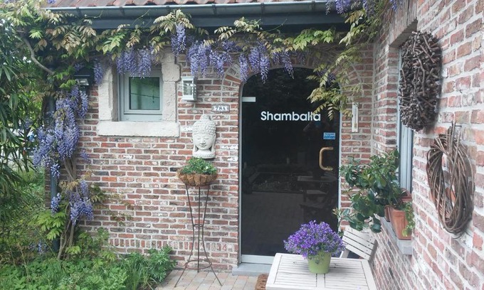 Deinze Apartment | SHAMBALLA logies nieuw en zeer verzorgd appartement met voortuin en terras