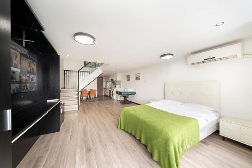 Beilin Apartment | Shanghai Hills & Lotus Home Base near NECC & Hongqiao railway station suitable for Family&Business