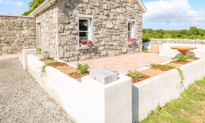 Dromineer House | SHANNONVALE COTTAGE, family friendly in Nenagh, County Tipperary