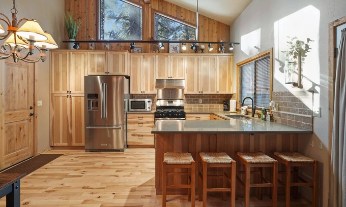 Overlook Park House | SHARC, Wooded View, Huge Deck, Pet Friendly