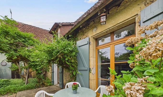 Montignac House | Shared pool and wooded grounds - house for 4